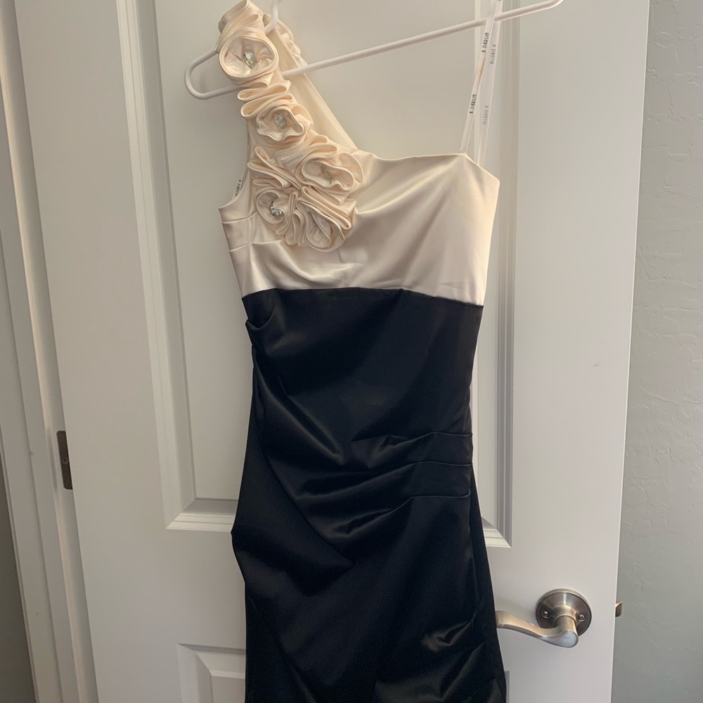 Black and White Rose one-shoulder body con dress